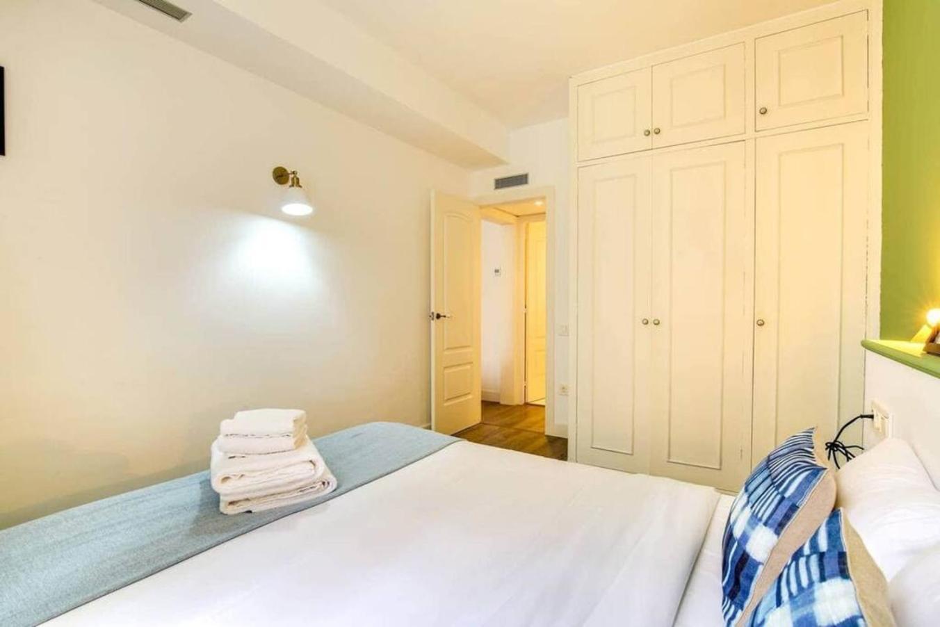 Appartamento Colorful With Cozy Terrace In Gracia Barcellona Esterno foto