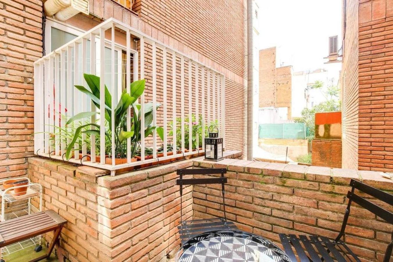 Appartamento Colorful With Cozy Terrace In Gracia Barcellona Esterno foto